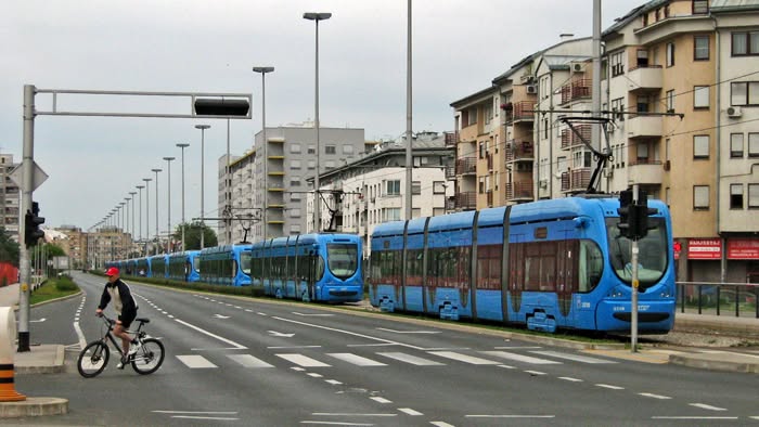Tramvaji nove generacije 7. lipnja 2007. godine. Defile 70 novih tramvaja uzduž Horvaćanske ceste